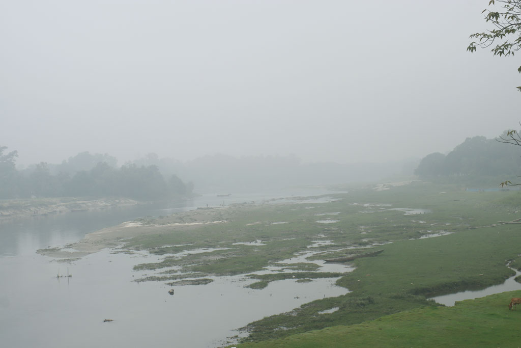 কুয়াশায় মোড়ানো পঞ্চগড়, শীত আগমনের বার্তা