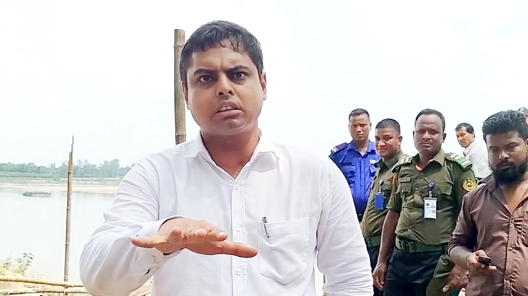 সাংবাদিকদের ‘সন্ত্রাসী’ বললেন ম্যাজিস্ট্রেট