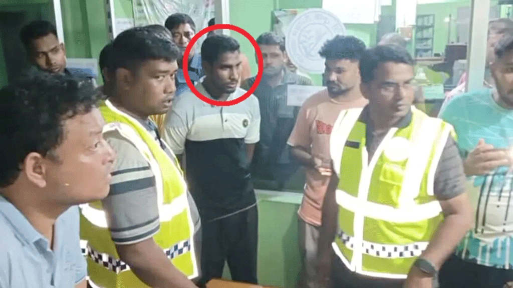 ব্যাংকে ডাকাতি করতে গিয়ে ‘আমাকে বাঁচান’ বলে ম্যানেজারকে ফোন