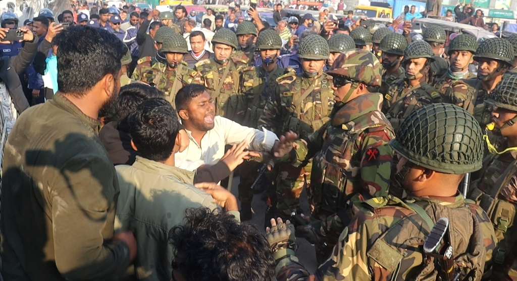 হাদি হত্যার বিচার দাবিতে পঞ্চগড়ে সড়ক অবরোধ, সংঘর্ষে আহত ২৬