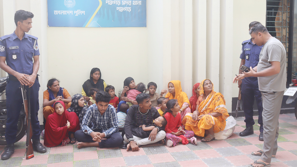 উড়োজাহাজে কলকাতায় এনে পঞ্চগড় দিয়ে পুশইন ২১ জনকে