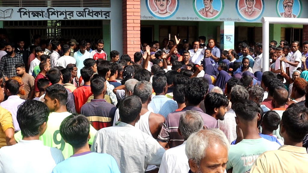 পঞ্চগড়ে প্রধান শিক্ষকের মৃত্যুর ঘটনায় বিদ্যালয়ে বিক্ষোভ, অবরুদ্ধ সহকারী শিক্ষক