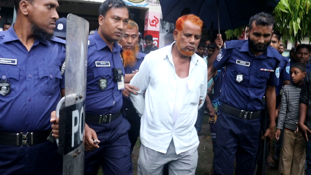 অভিযুক্ত শিক্ষককে আটক করে থানায় নেয় পুলিশ। ছবি: আজকের পত্রিকা