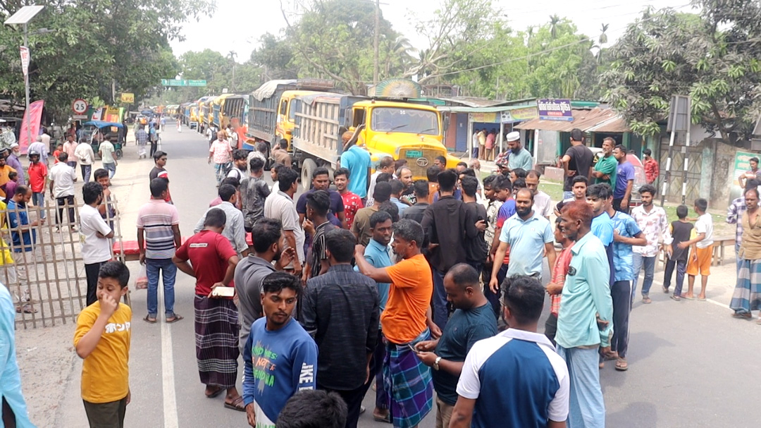 বিদ্যুৎকর্মীর মৃত্যু: ২৪ ঘণ্টার বেশি বিদ্যুৎ সরবরাহ বন্ধ, সড়ক অবরোধ