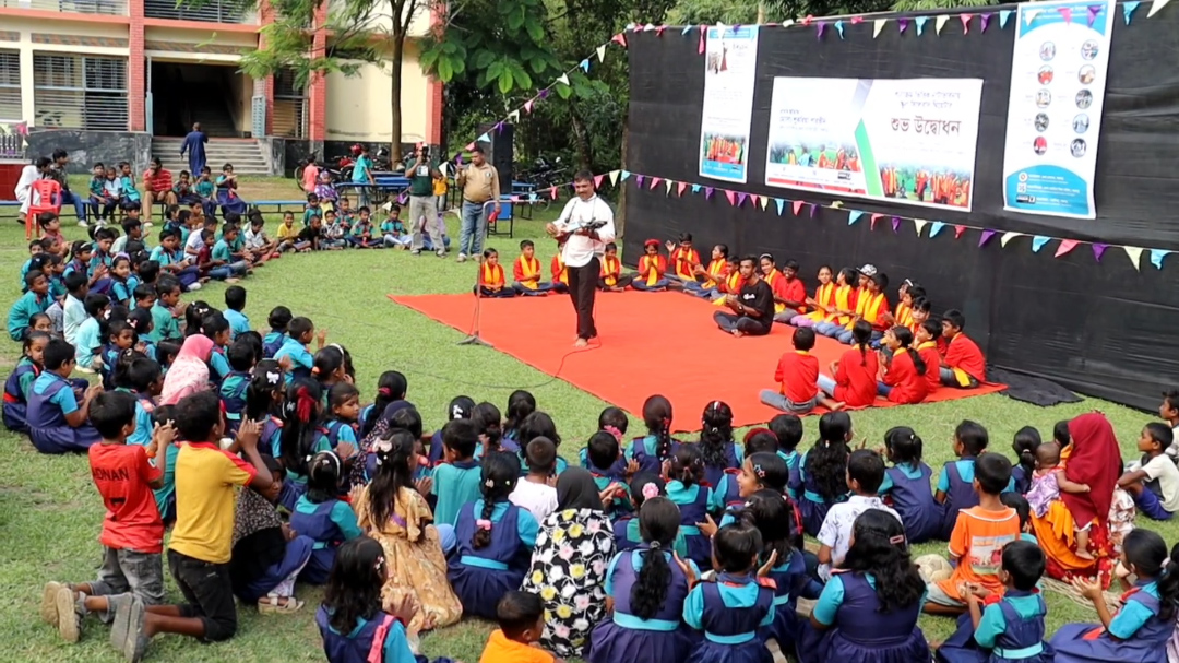 সীমান্তঘেঁষা স্কুলে পাঠ্যবইয়ের গল্পে শিশুদের অভিনয়, নাটকে নাটকে পাঠ
