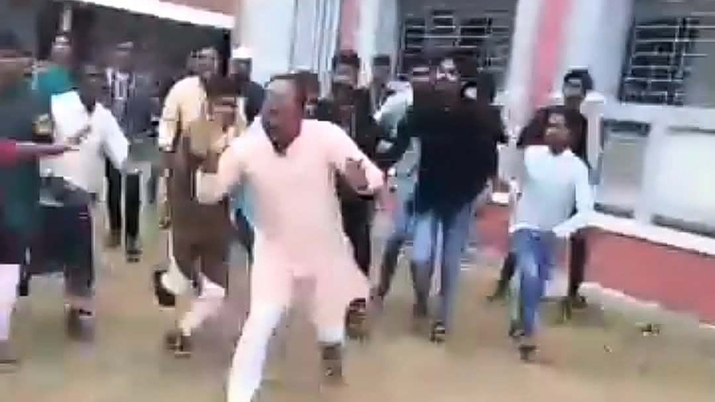 পঞ্চগড়ে ঈদগাহে চাঁদা উত্তোলনের অভিযোগে যুবককে গণপিটুনি