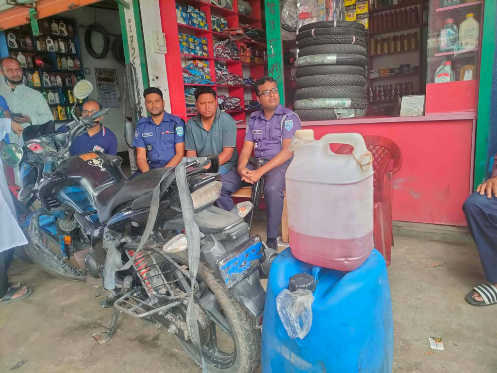 পঞ্চগড়ে চড়া দামে পেট্রল বিক্রির দায়ে ব্যবসায়ীর ৭ দিনের জেল