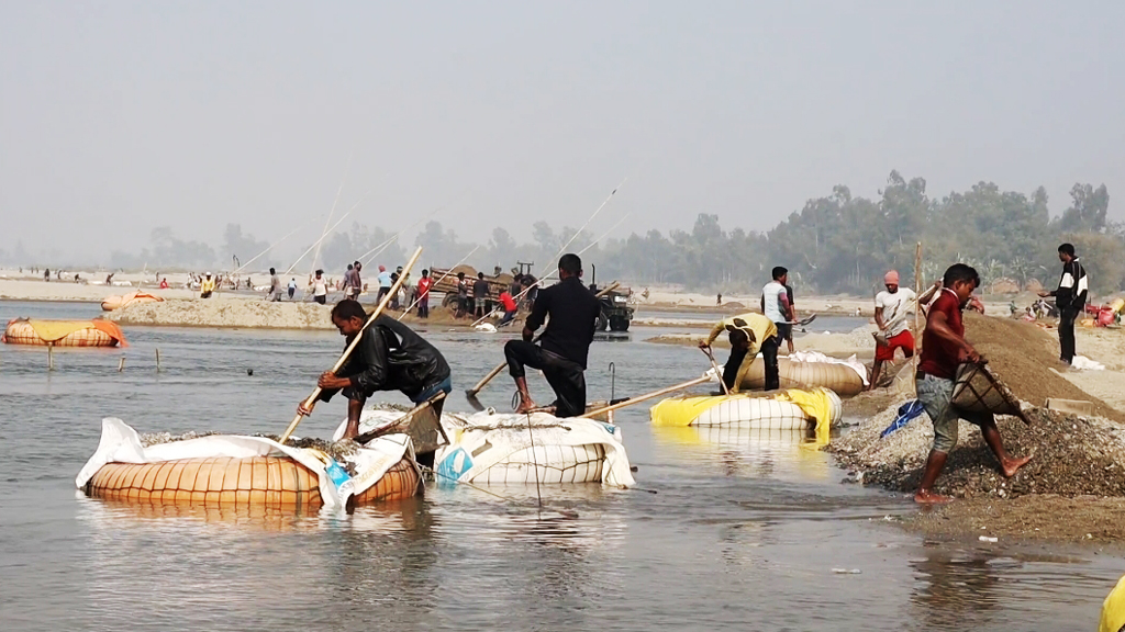 দিনে রোদের ছোঁয়া, রাত হলেই বাড়ে শীত—তেঁতুলিয়ায় তাপমাত্রা ৭.৫