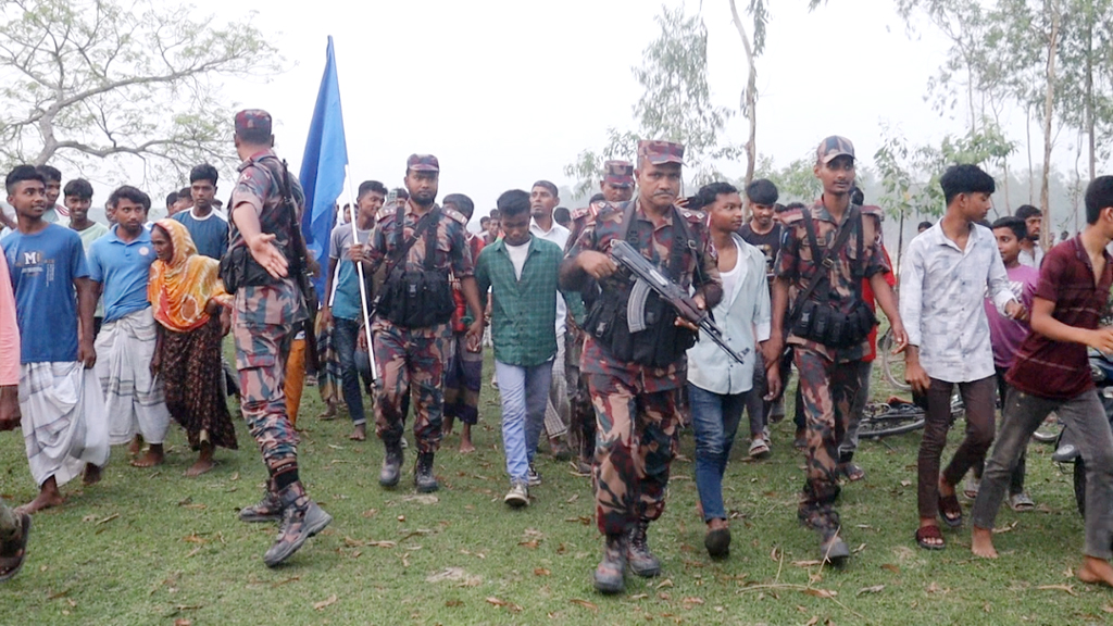 আট ঘণ্টা পর দুই শিক্ষার্থীকে ফেরত দিল বিএসএফ