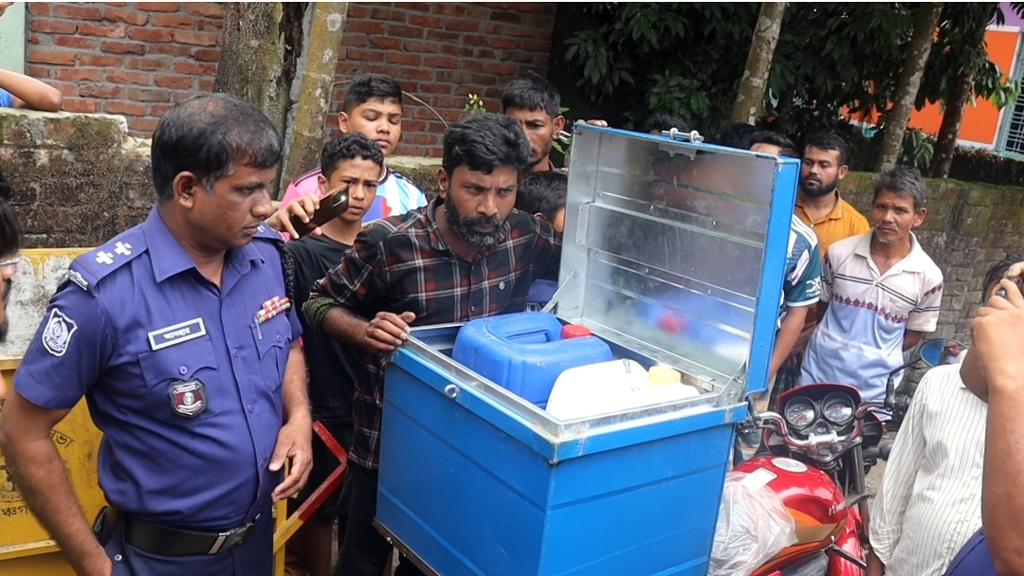 পঞ্চগড়ে ট্রাংকে করে তেল সরিয়ে নেওয়ার চেষ্টা, স্থানীয়দের হাতে জব্দ