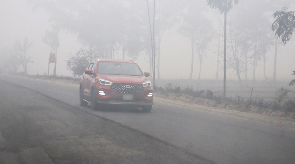 পঞ্চগড়ে চার দিন ধরে ঘন কুয়াশা ও কনকনে শীত