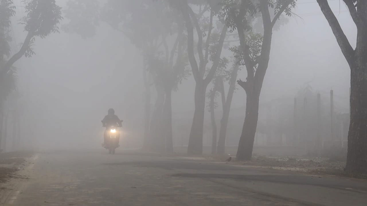 ঘন কুয়াশা ও তীব্র শীতে পঞ্চগড়ে জনজীবন বিপর্যস্ত