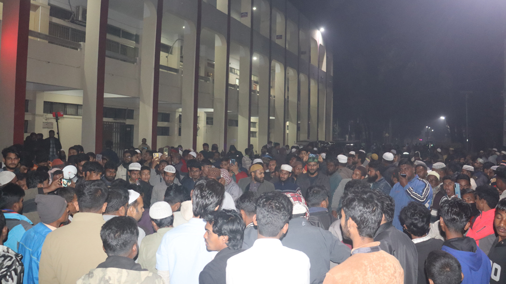 পক্ষপাতের অভিযোগ: পঞ্চগড়ে ডিসি কার্যালয়ের সামনে ১১ দলের বিক্ষোভ