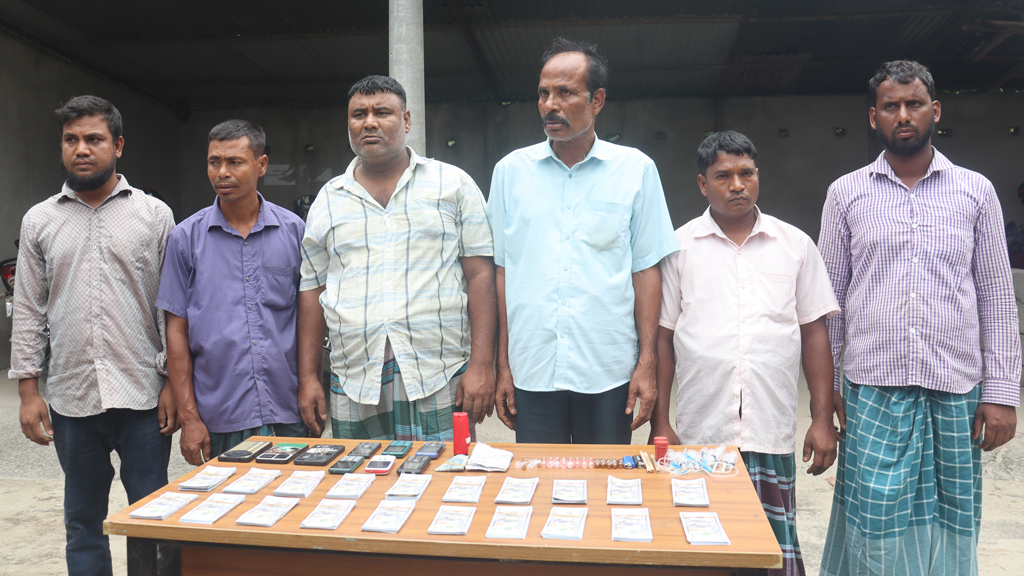 পঞ্চগড়ে ৮০ হাজার জাল ডলার জব্দ, গ্রেপ্তার ৬