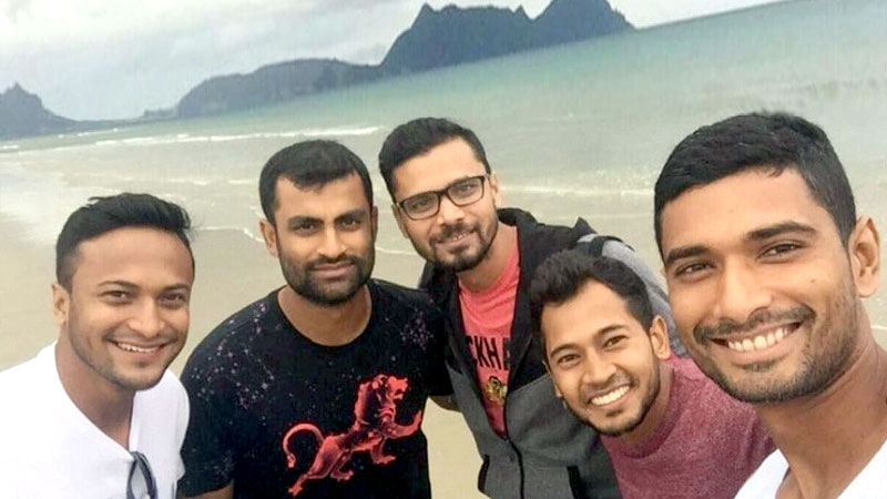 এবার তাঁরা কেউই নেই