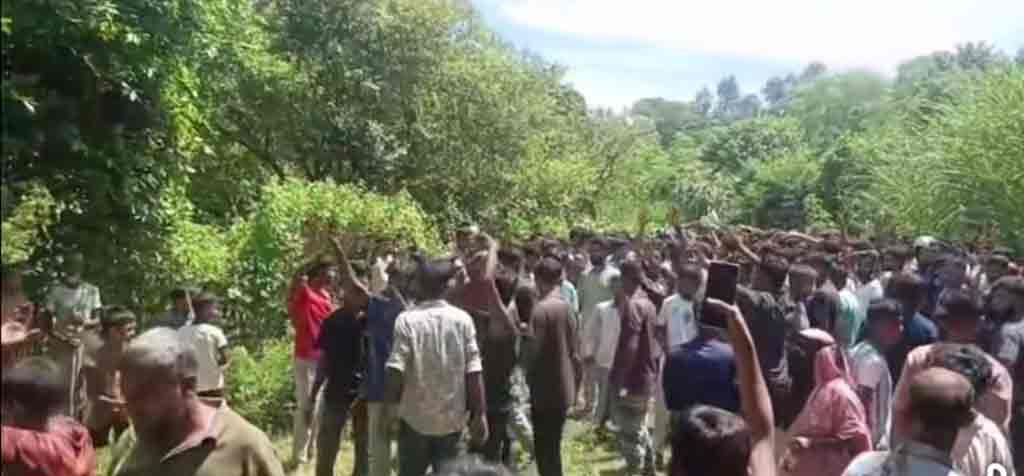 সীতাকুণ্ডে স্থানীয়দের বাধার মুখে পণ্ড রেলওয়ের উচ্ছেদ অভিযান