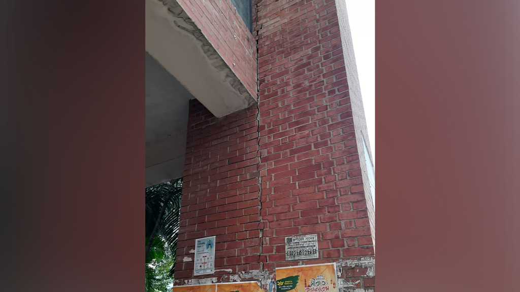 পঙ্গু হাসপাতাল ভবনে ফাটল