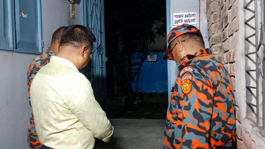 গভীর রাতে পিনাকীর বগুড়ার বাড়ির গেটে দুর্বৃত্তের আগুন