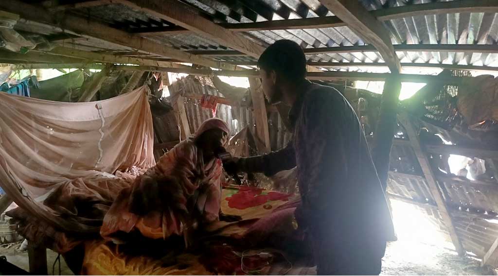 পান্তা ভাতেই চলে জীবন, দুই নাতিকে নিয়ে বাঁচার আকুতি রিজিয়া বিবির