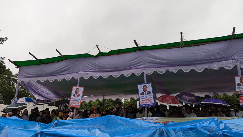 ঝড়বৃষ্টি উপেক্ষা করে ৯ দিন ধরে অবস্থান কর্মসূচি পালন করছেন পবিস কর্মচারীরা