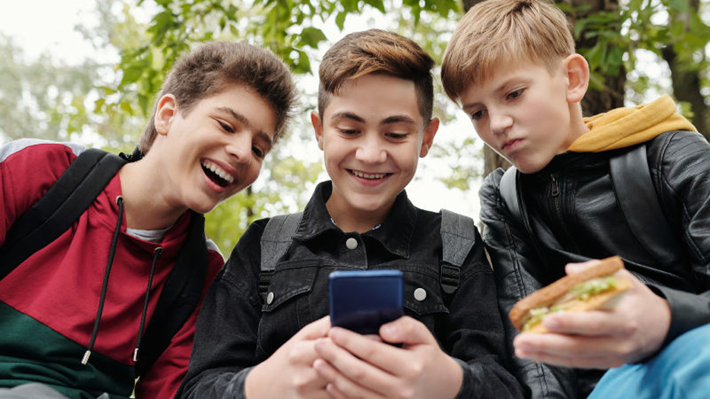 স্কুলে মোবাইল ফোন ব্যবহার নিষিদ্ধ করছে পোল্যান্ড