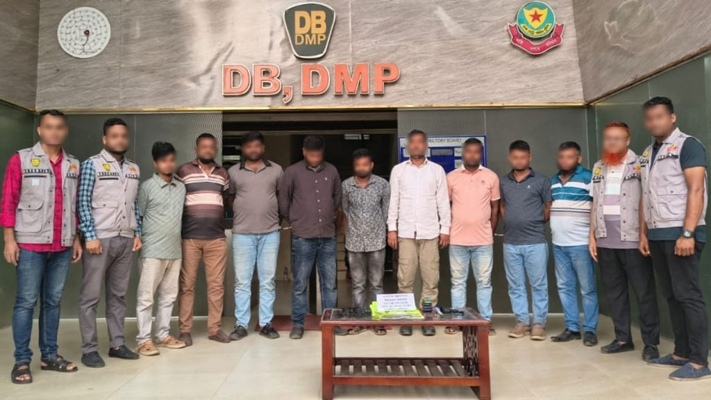 রাজধানীতে পুলিশ পরিচয়ে ডাকাতির প্রস্তুতিকালে গ্রেপ্তার ৯