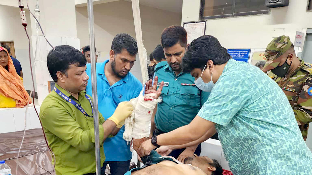 রাজধানীতে কিশোর গ্যাংয়ের হামলায় পুলিশ সদস্য গুরুতর আহত, রাতভর অভিযানে গ্রেপ্তার ১০২