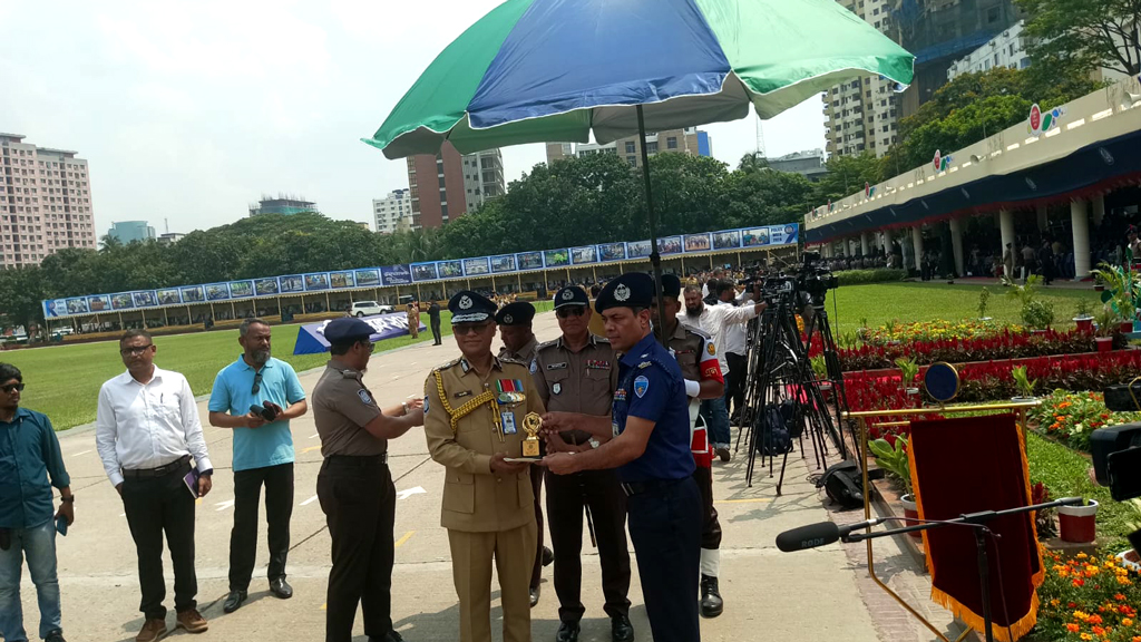 ‘প্রশংসনীয়’ কাজের স্বীকৃতি পেলেন ৩৪১ পুলিশ সদস্য