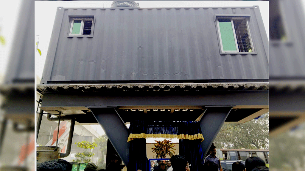 রাজধানীতে পুলিশের দ্বিতল ট্রাফিক বক্স, নারী-পুরুষের আলাদা টয়লেট