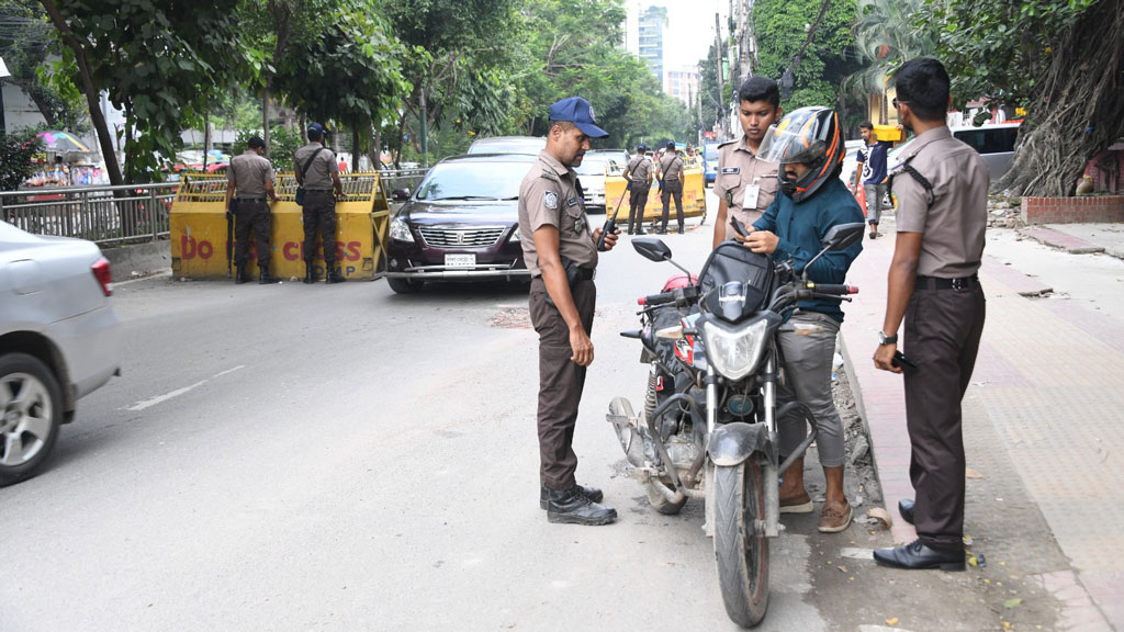 ককটেল বিস্ফোরণ ও বাসে আগুনের পর ঢাকায় ৩৪০ চেকপোস্ট স্থাপন