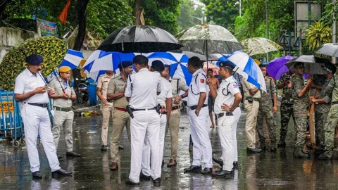 কলকাতায় বাবাসহ প্রেমিককে নগ্ন করে ঘোরাল প্রেমিকার পরিবার 