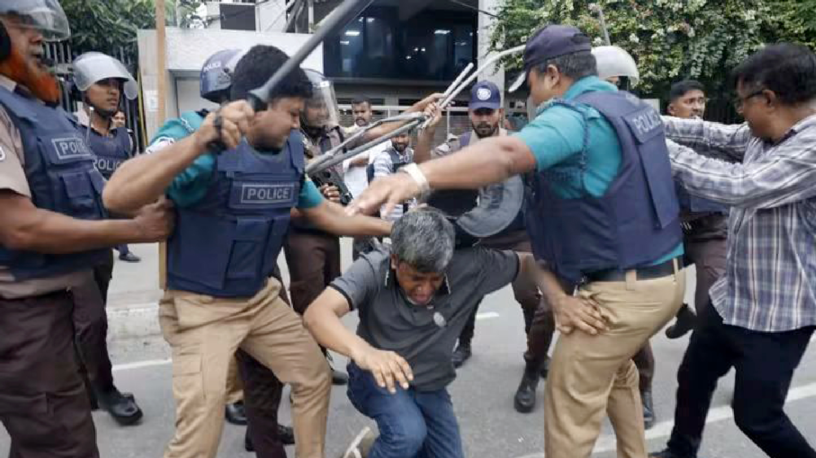 নিউমুরিং কনটেইনার টার্মিনাল ডিপি ওয়ার্ল্ডকে দেওয়ার প্রতিবাদে রাজধানীতে বিক্ষোভ, পুলিশের লাঠিপেটা