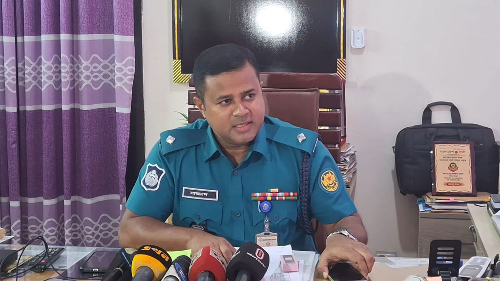 ওসি মো. সাজ্জাদ রোমন সাংবাদিকদের সঙ্গে কথা বলেন। ছবি: আজকের পত্রিকা