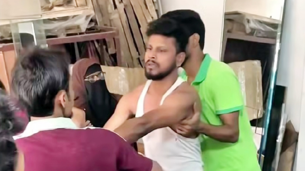 দক্ষিণখানে ‘ইয়াবা কারবারির’ তকমা লাগিয়ে পুলিশ কর্মকর্তাকে গণধোলাই