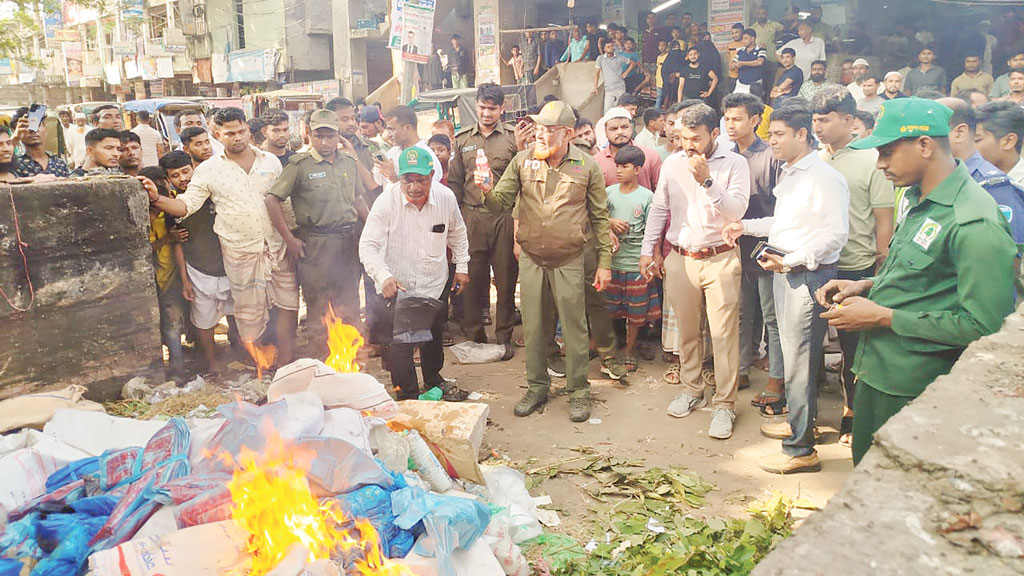 দিনভর অভিযানে হাজার কেজি পলিথিন জব্দ