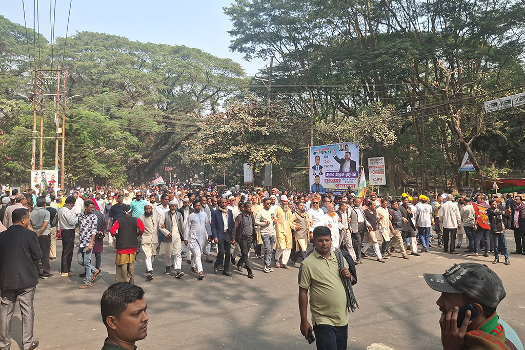 চট্টগ্রামে তারেক রহমান: পলোগ্রাউন্ডে বিএনপি নেতা-কর্মীদের ব্যাপক সমাগম