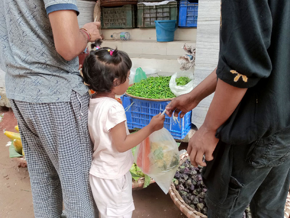 নিষিদ্ধের মধ্যেই ব্যবহার হচ্ছে পলিথিন, বিকল্প না থাকায় ক্ষুব্ধ মানুষ