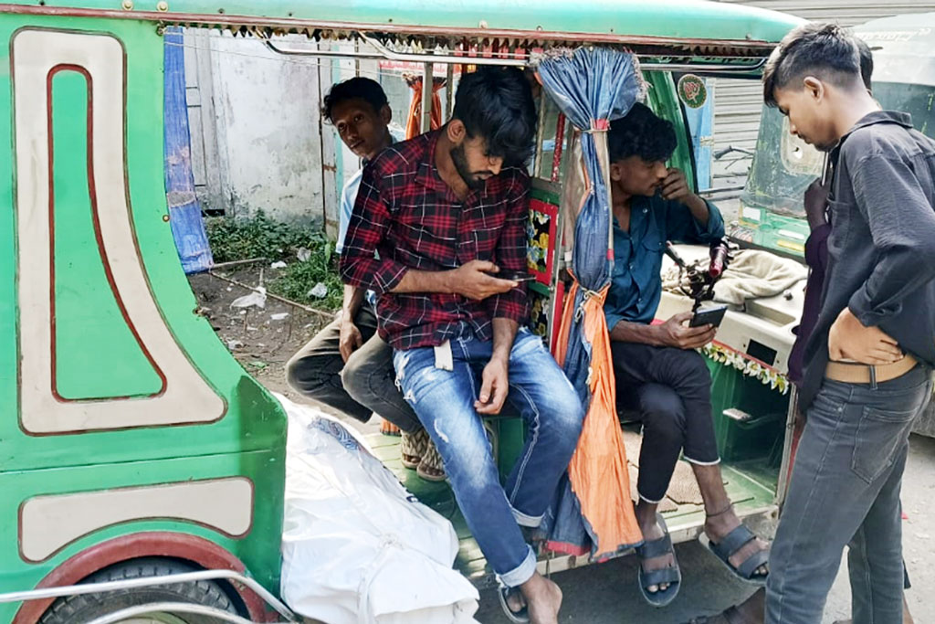 চাঁদপুরে অটোরিকশাচালকের ঝুলন্ত লাশ উদ্ধার, পাওনার জন্য হত্যা দাবি পরিবারের