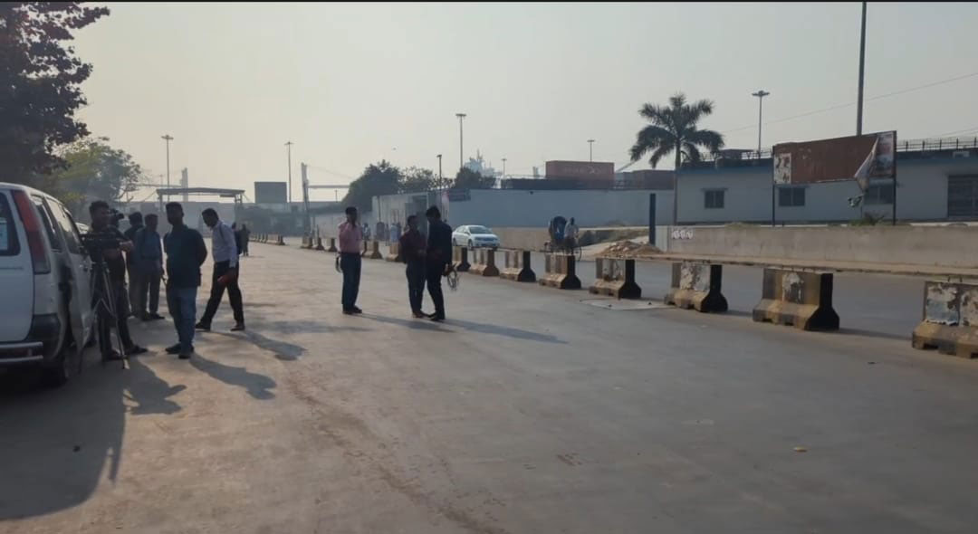 চট্টগ্রাম বন্দর অচল, লাগাতার কর্মবিরতি শুরু