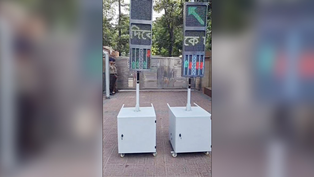 ট্রাফিক ব্যবস্থাপনায় পোর্টেবল সিগন্যাল লাইট ব্যবহার শুরু