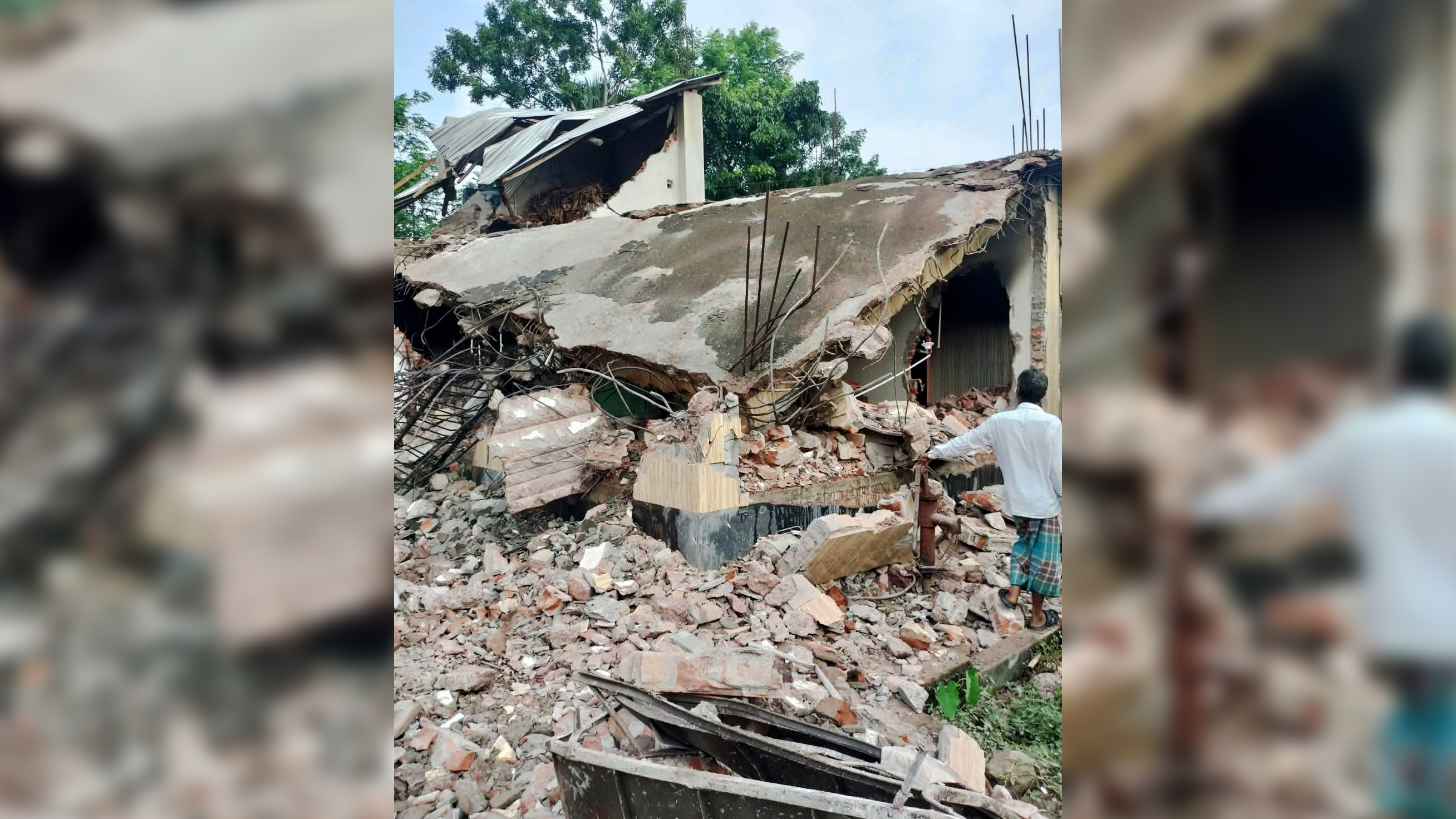 আ.লীগ নেতার স্ত্রী-মা ঢাকায়, লুটপাটের পর গুঁড়িয়ে দেওয়া হলো বাড়ি