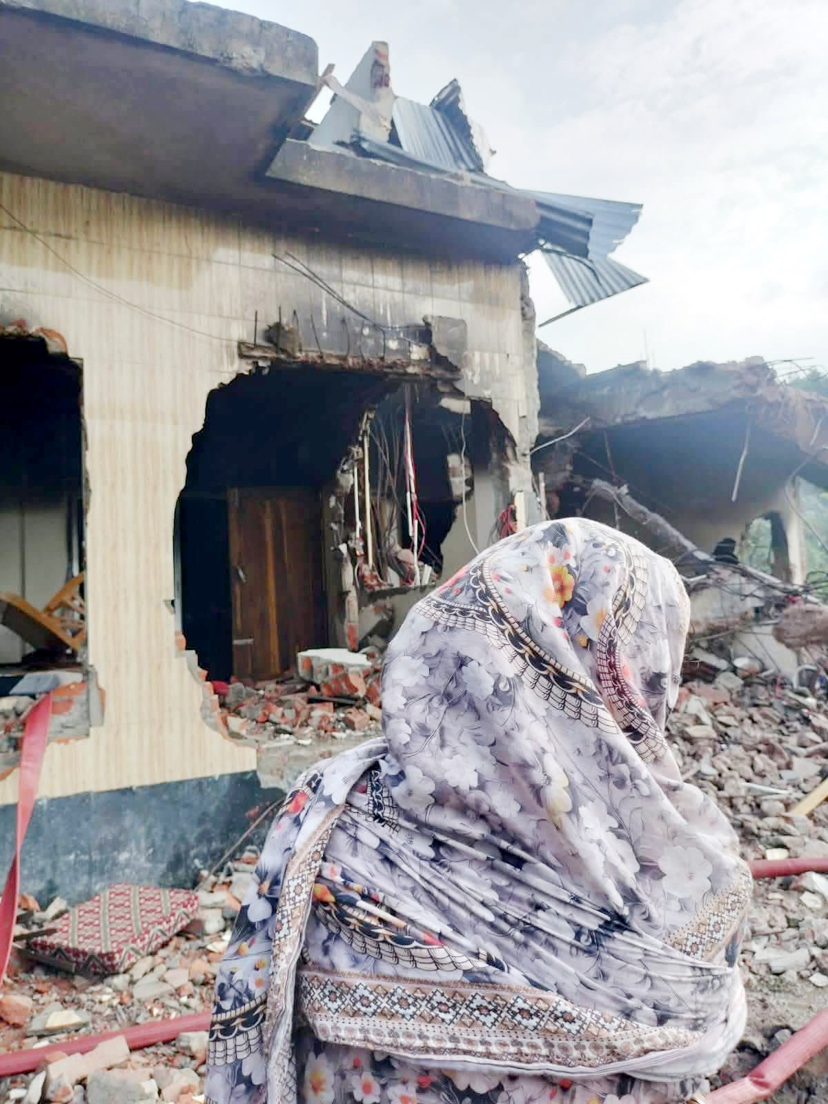 পটুয়াখালীর মির্জাগঞ্জের মাধবখালী ইউপির সাবেক চেয়ারম্যানের বসতঘর খননযন্ত্র দিয়ে গুঁড়িয়ে দেওয়া হয়। ছবি: আজকের পত্রিকা