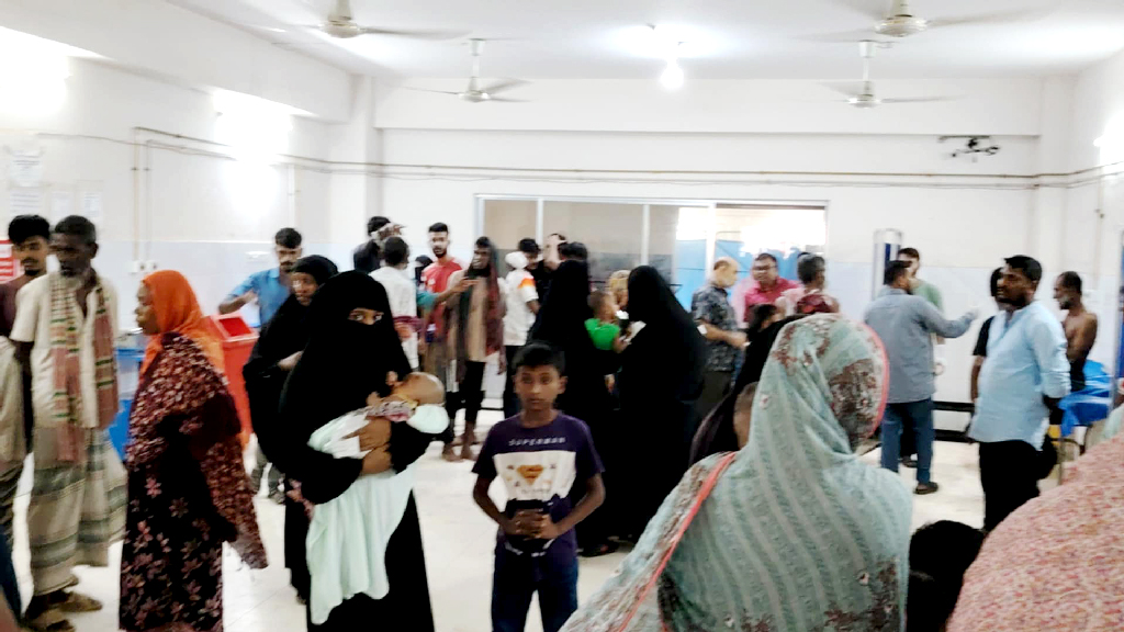 দুই পক্ষের সংঘর্ষের ঘটনায় দুপুর থেকে এখন পর্যন্ত শতাধিক আহত ব্যক্তি হাসপাতালে চিকিৎসা নিয়েছে। ছবি: সংগৃহীত