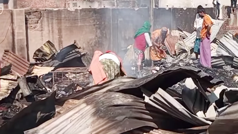 চট্টগ্রামে কলোনিতে আগুন, পুড়ল অর্ধশত ঘর