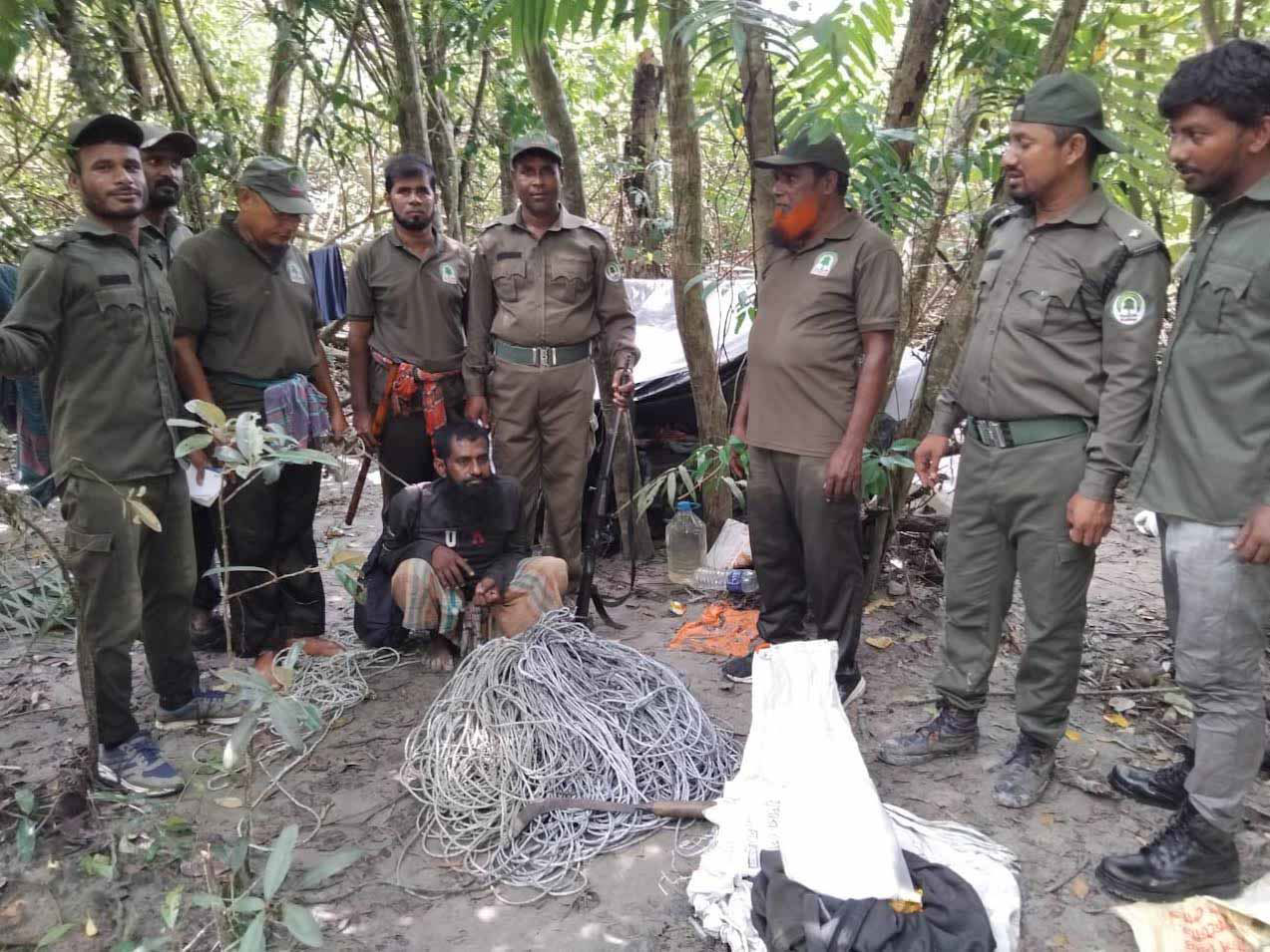 পূর্ব সুন্দরবনে হরিণ ধরার ফাঁদসহ একজন আটক