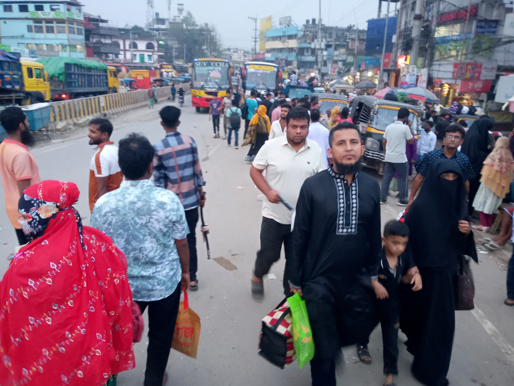 গণপরিবহন সংকটে অতিরিক্ত ভাড়া দিয়ে পিকআপ, মাহিন্দ্রা, অটোরিকশায় গাদাগাদি করে যাচ্ছেন যাত্রীরা। ছবি: আজকের পত্রিকা