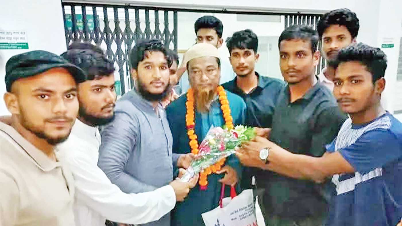 নকলসহ ধরা পড়ে কারাবাস, মুক্তির পর প্রভাষককে ফুলের মালা পরাল পরীক্ষার্থীরা
