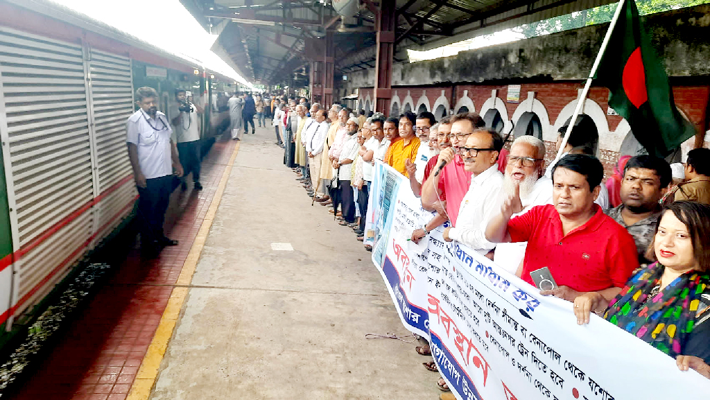 প্রভাতী ট্রেনসহ ছয় দফা দাবিতে এলাকাবাসীর যশোর রেলওয়ে জংশনে অবস্থান