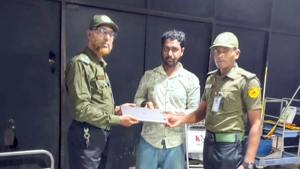 বিমানবন্দরে যাত্রীর হারানো ব্যাগ-ল্যাপটপ উদ্ধার করে হস্তান্তর করলেন আনসার সদস্যরা