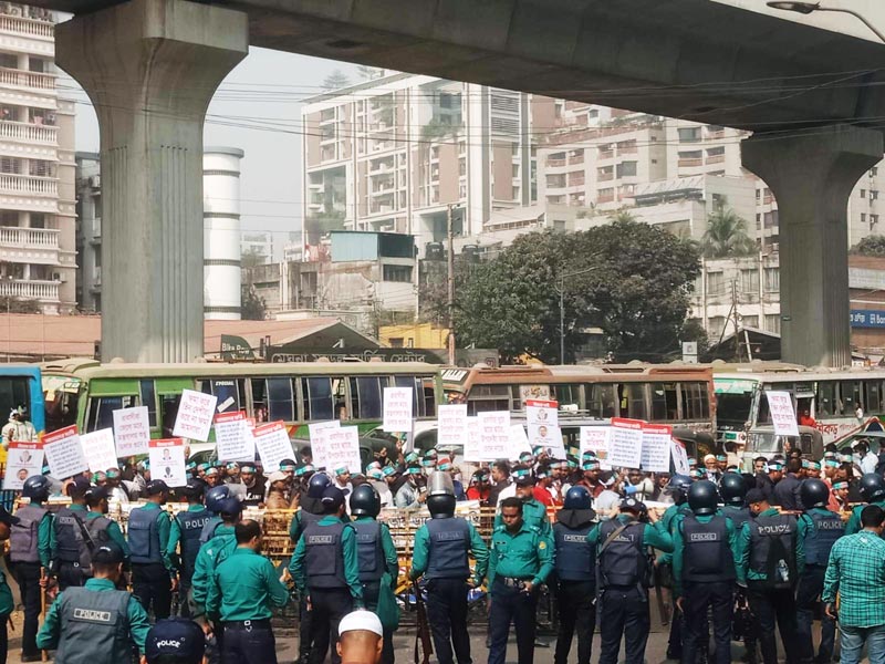 ইন্টারকন্টিনেন্টাল হোটেলের সামনে অবস্থান নিয়েছেন প্রবাসীরা। ছবি: আজকের পত্রিকা